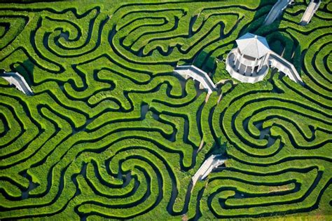  The Garden of Forking Paths - An Italian Labyrinth of Time and Identity